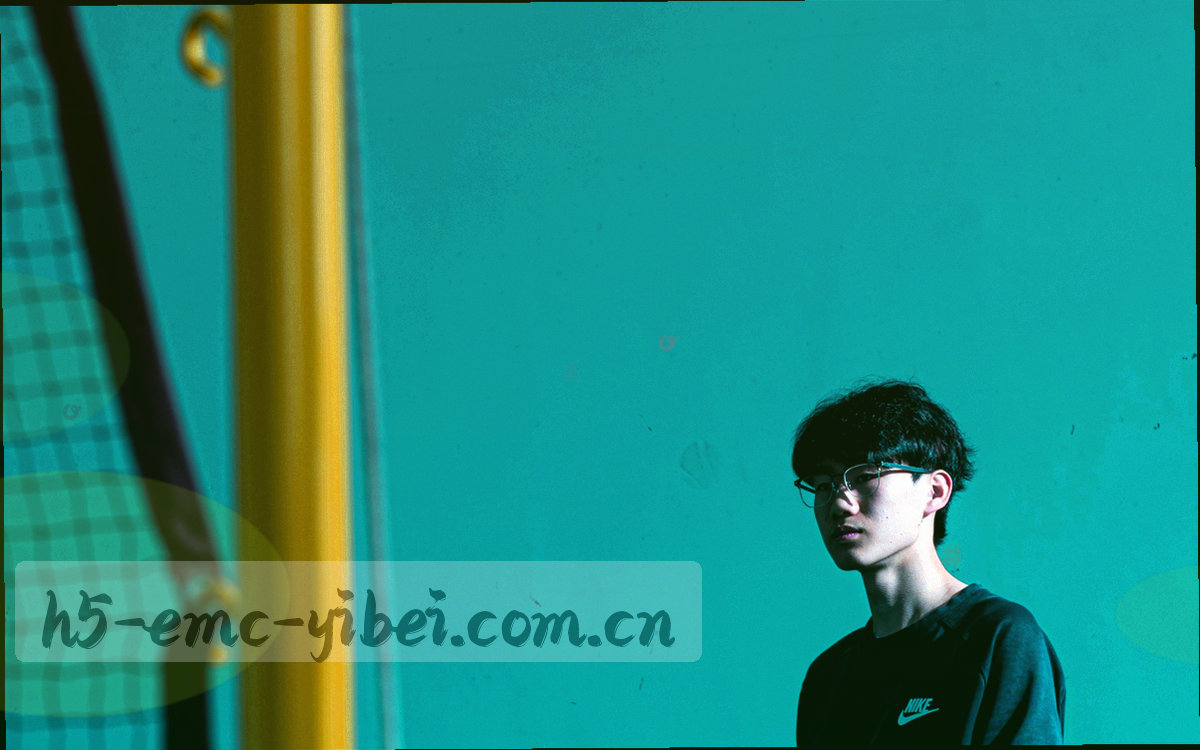 深绿底上的细线网格与坐标刻度，抽象的数据面板底板